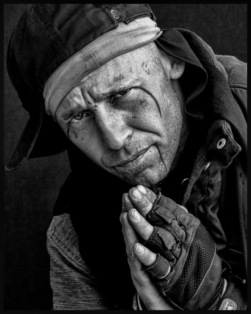 foto triste hombre sin hogar